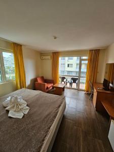 Postel nebo postele na pokoji v ubytování Family Hotel Romantik + 28 fotografií