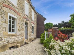 a stone house with a garden in front of it at Vue mer - 50 m du port - Maison pour 6 - Jardin in Le Croisic