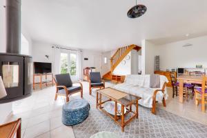 a living room with a couch and a table at 800 m plage - Belle maison 4 adultes - 2 enfants in Saint-Gildas-de-Rhuys