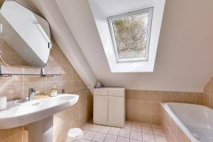 a bathroom with a sink and a tub and a window at 800 m plage - Belle maison 4 adultes - 2 enfants in Saint-Gildas-de-Rhuys +12 photos