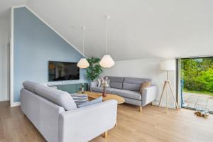 Posezení v ubytování Unique Holiday Home With Large Activity Room At Femmøller