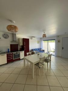 Η κουζίνα ή μικρή κουζίνα στο gite de l'ille, avec terrasse et parking privé