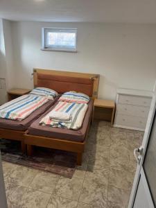a small bedroom with a bed and a window at Cäsar's Motel in Hagenbrunn