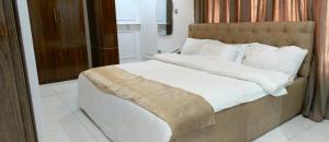 Rúm í herbergi á S A Luxury Apartments