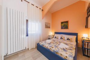 a bedroom with a blue bed in a room at Casa a *POLIGNANO* con [Affaccio sul Mare] in Polignano a Mare
