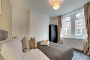 ニューカッスル・アポン・タインにあるThe Wingrove Retreat by Week2Week Contractor & Business Travel Staysのベッドと大きな窓のある寝室