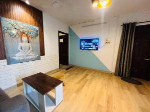 TV a/nebo společenská místnost v ubytování perfect homestay 1bhk