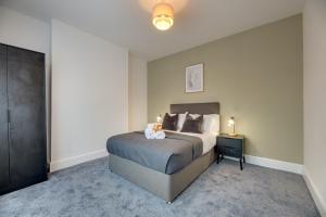 ニューカッスル・アポン・タインにあるThe Wingrove Retreat by Week2Week Contractor & Business Travel Staysのベッドルーム(大型ベッド1台、ナイトスタンド付)