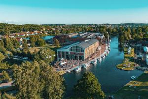 vista aerea di un fiume con un edificio e barche di Charming Swedish Summer Cottage - Happy Rentals a Motala Altre 5 foto