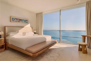 Posteľ alebo postele v izbe v ubytovaní The Maybourne Riviera, Maybourne