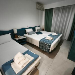 Postel nebo postele na pokoji v ubytování Knossos Hotel