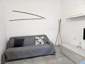 a living room with a gray couch and a table at Il Sesto tasso in Sesto San Giovanni