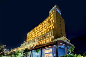 een hotel met een verlicht gebouw 's nachts bij Radisson Hotel Jamshedpur in Jamshedpur