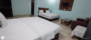 Postel nebo postele na pokoji v ubytování HoTEL RUDRA
