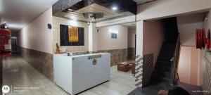 Kuchyň nebo kuchyňský kout v ubytování HoTEL RUDRA
