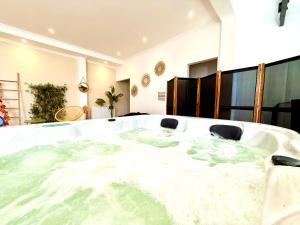 Fotografie z fotogalerie ubytování Hotel Les Rêveries du CLOS derrière St Jean Vignes &Spa v destinaci Pommard