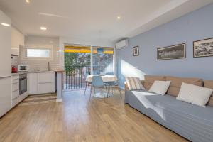 Kuchyň nebo kuchyňský kout v ubytování AO-4 CALELLA DE PALAFRUGELL 2 PAX