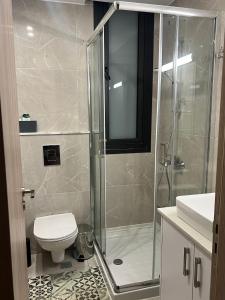 Koupelna v ubytování Unforgettable Experience in a Modern Apartment! + 17 fotografií