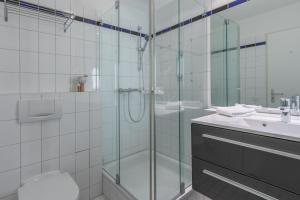 a bathroom with a shower and a toilet and a sink at An de See - im Ostseeheilbad Zingst mit Balkon in Zingst