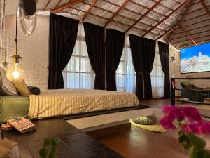 TV a/nebo společenská místnost v ubytování Boho's Hotel