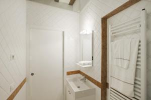 biała łazienka z umywalką i lustrem w obiekcie Bartolo II - LOCAPPART w Wenecji +7 zdjęć