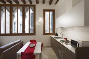 kuchnia ze stołem i blatem w obiekcie Bartolo II - LOCAPPART w Wenecji