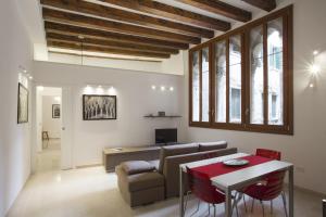 salon z kanapą i stołem w obiekcie Bartolo II - LOCAPPART w Wenecji