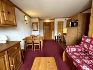 圣母贝莱克Appartement T2 proche des pistes avec balcon et accès Wi-Fi - FR-1-807-71的客厅里有一张沙发和一个厨房 更多11张照片