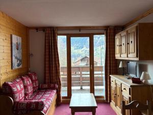 圣母贝莱克Appartement T2 proche des pistes avec balcon et accès Wi-Fi - FR-1-807-71的带沙发和大窗户的客厅