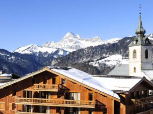 圣母贝莱克Appartement T2 proche des pistes avec balcon et accès Wi-Fi - FR-1-807-71的山前有钟楼建筑