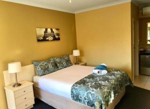 Postel nebo postele na pokoji v ubytování hotel s k palace khatu shyam ji + 7 fotografií