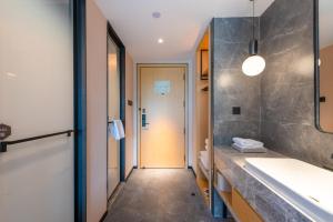 A bathroom at 深圳宝安国际会展中心桔子水晶酒店