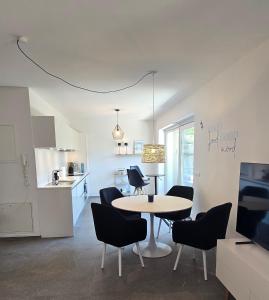a dining room and kitchen with a table and chairs at Ankerplatz in Lindau