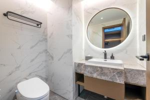 A bathroom at 深圳宝安国际会展中心桔子水晶酒店