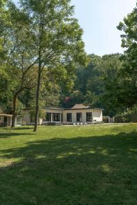 una casa in mezzo a un campo con un albero di Villa Nature à 10 Minutes de Disneyland Paris a Chalifert