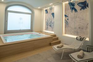 Bazén v ubytování TANIT ROOMS & SPA nebo v jeho okolí