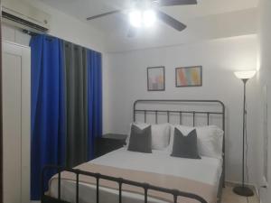 a bedroom with a bed with a ceiling fan at Tu espacio en zona colonial in Santo Domingo