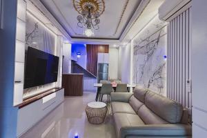 TV a/nebo společenská místnost v ubytování The Wahyu Villa Uluwatu