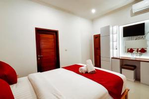 Postel nebo postele na pokoji v ubytování The Wahyu Villa Uluwatu