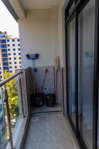 Un balcón con dos palas en el costado de un edificio. en Kizuri Stays by Neema, en Nairobi