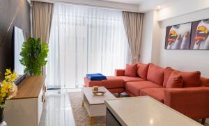 Una sala de estar con un sofá rojo y una mesa. en Kizuri Stays by Neema, en Nairobi