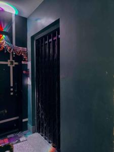 una puerta negra con una cruz en la pared en Perfect long stay, en kolkata