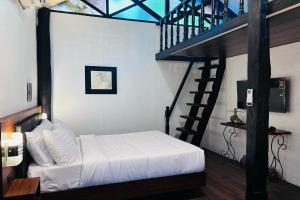 Postel nebo postele na pokoji v ubytování Ilocos Urban Wave Resort