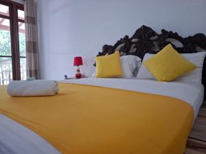 Postel nebo postele na pokoji v ubytování Kandy Grand Hill