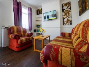 Et opholdsområde på 12 Cornwallis Lodge Family Room 2 + 13 billeder