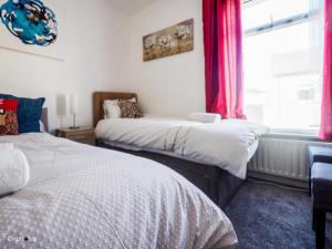 En eller flere senge i et værelse på 12 Cornwallis Lodge Family Room 2