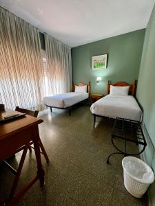 Ένα ή περισσότερα κρεβάτια σε δωμάτιο στο Hostal B&Business Talavera