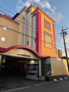 a building with a colorful facade on a street at ウォーターゲート蟹江 レジャーホテル in Kanie