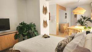 a living room with a white couch and a table at Apartamento Mar de Roquetas in Roquetas de Mar