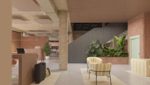 una oficina con escritorio, sillas y plantas en CASA ROMA Hostel Boutique, en Tarragona